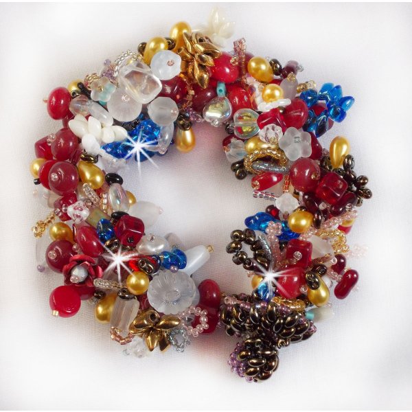 Bracelet Printemps color&eacute; avec des perles nacr&eacute;es, des cristaux de Swarovski et diverses perles