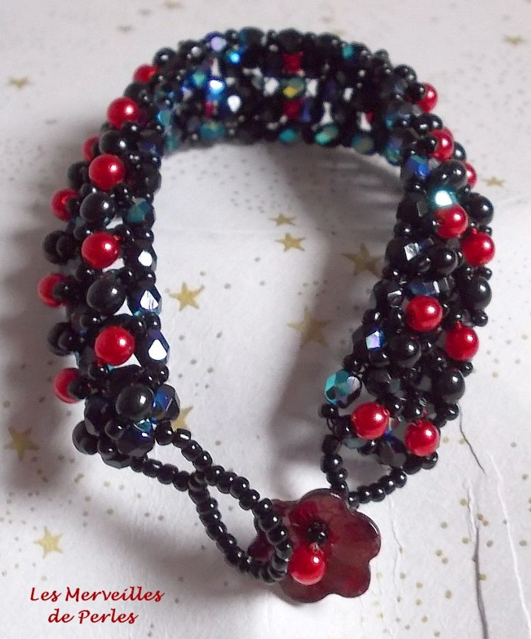 Bracciale di velluto nero e rosso con sfaccettature e perle di vetro perlato