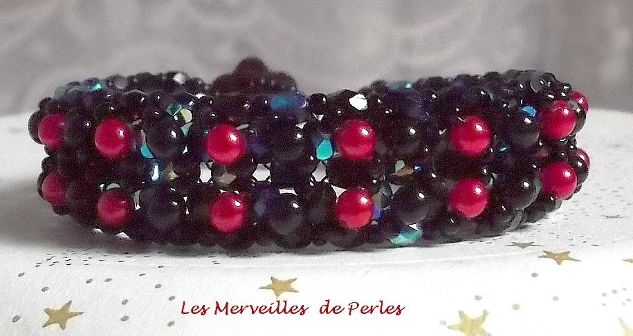 Bracciale di velluto nero e rosso con sfaccettature e perle di vetro perlato