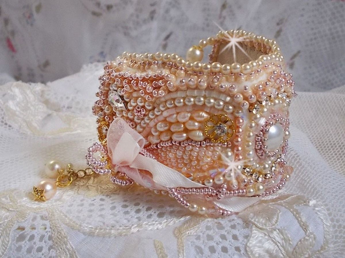 Bracciale in polvere di riso ricamato con perle d'acqua dolce, perle, perline e cristalli Swarovski.