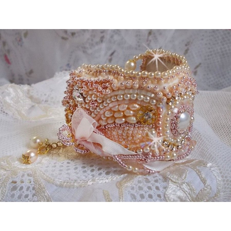 Bracciale in polvere di riso ricamato con perle d'acqua dolce, perle, perline e cristalli Swarovski.