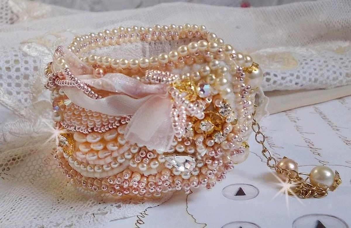 Bracciale in polvere di riso ricamato con perle d'acqua dolce, perle, perline e cristalli Swarovski.