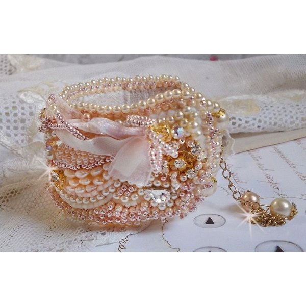 Bracciale in polvere di riso ricamato con perle d'acqua dolce, perle, perline e cristalli Swarovski.