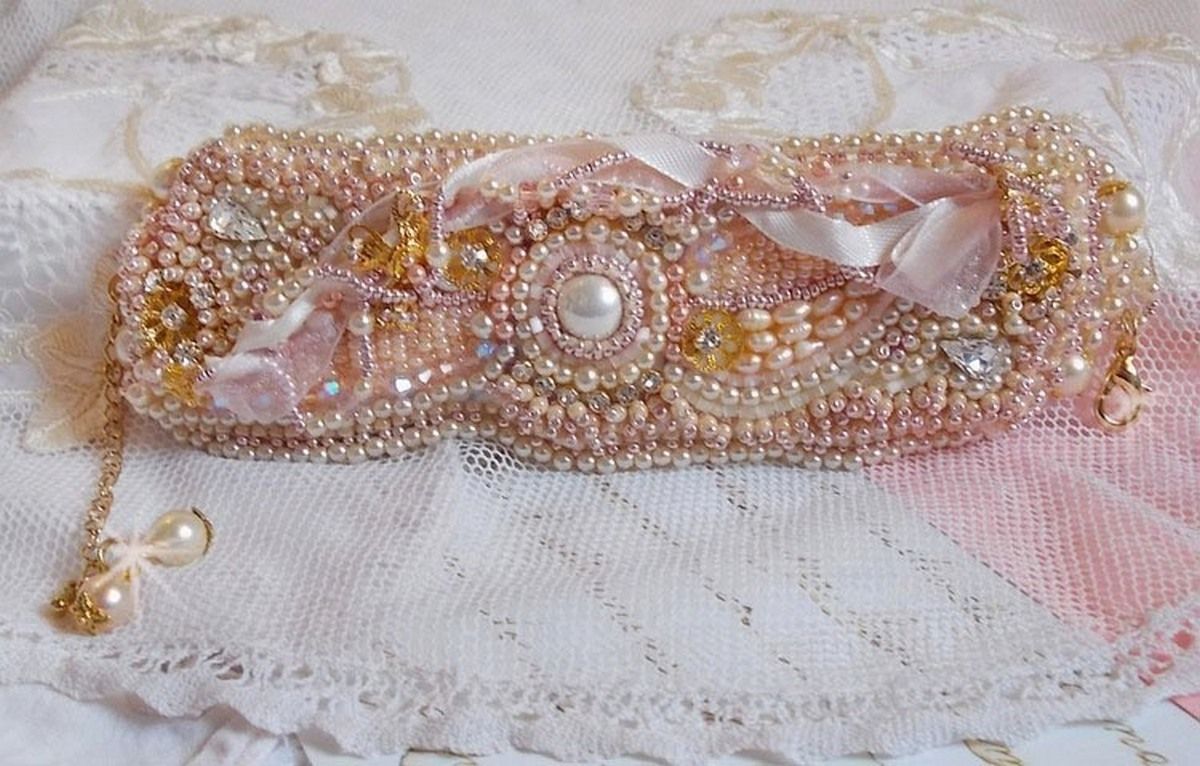 Bracciale in polvere di riso ricamato con perle d'acqua dolce, perle, perline e cristalli Swarovski.