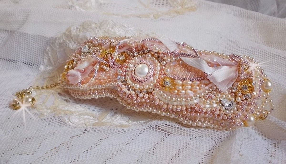 Bracciale in polvere di riso ricamato con perle d'acqua dolce, perle, perline e cristalli Swarovski.