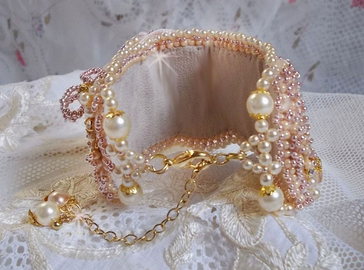 Bracciale in polvere di riso ricamato con perle d'acqua dolce, perle, perline e cristalli Swarovski.