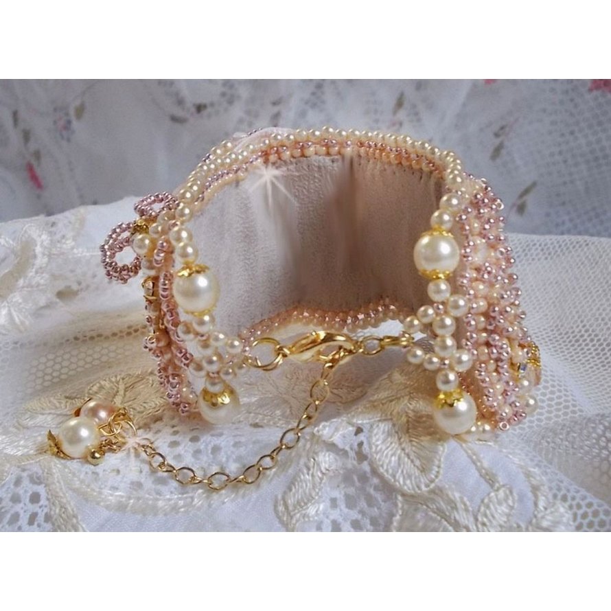 Bracciale in polvere di riso ricamato con perle d'acqua dolce, perle, perline e cristalli Swarovski.