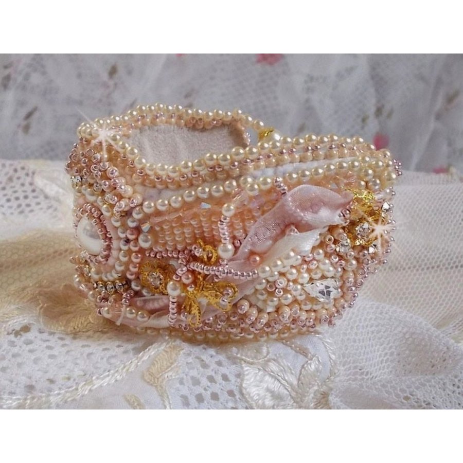 Bracciale in polvere di riso ricamato con perle d'acqua dolce, perle, perline e cristalli Swarovski.