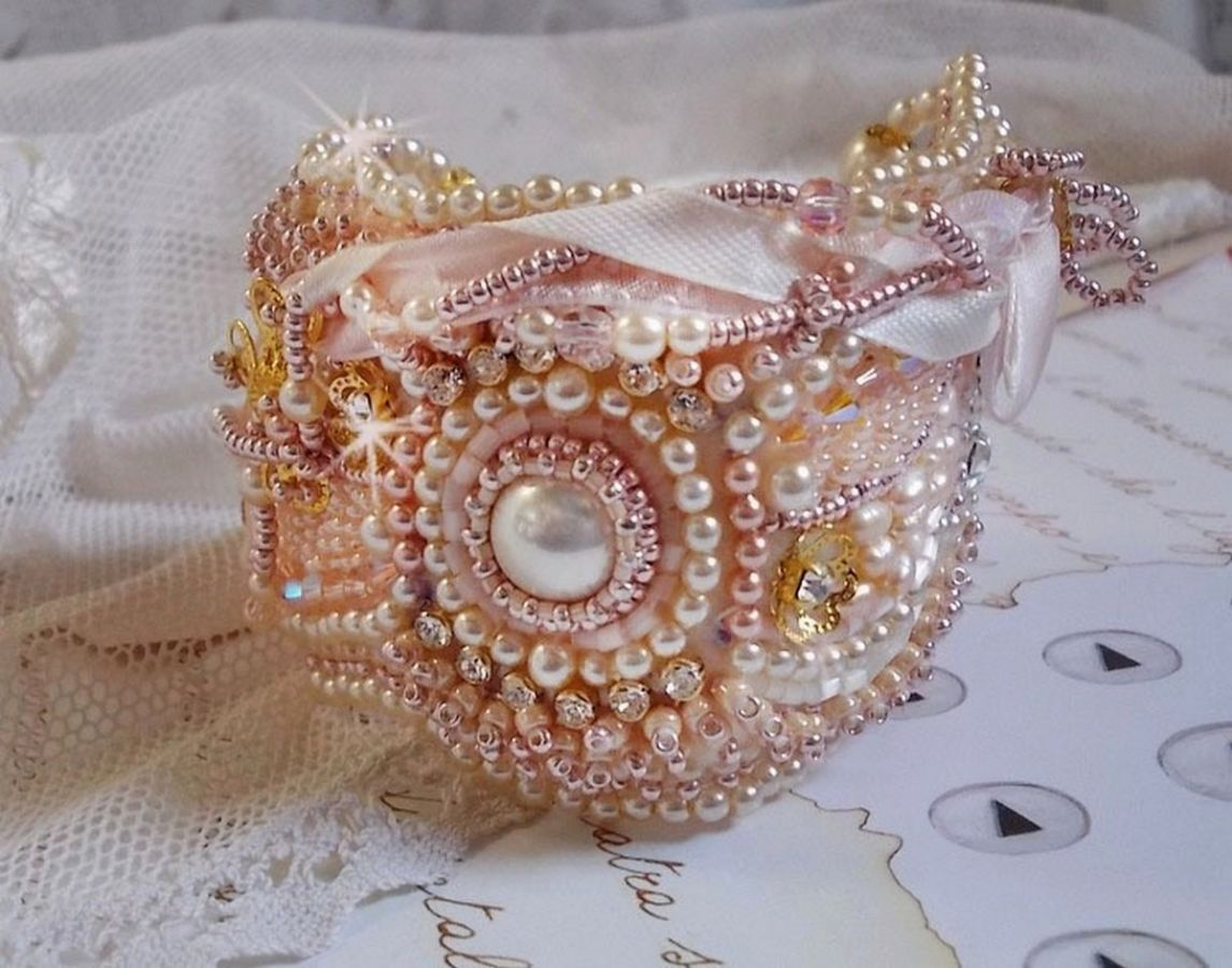 Bracciale in polvere di riso ricamato con perle d'acqua dolce, perle, perline e cristalli Swarovski.