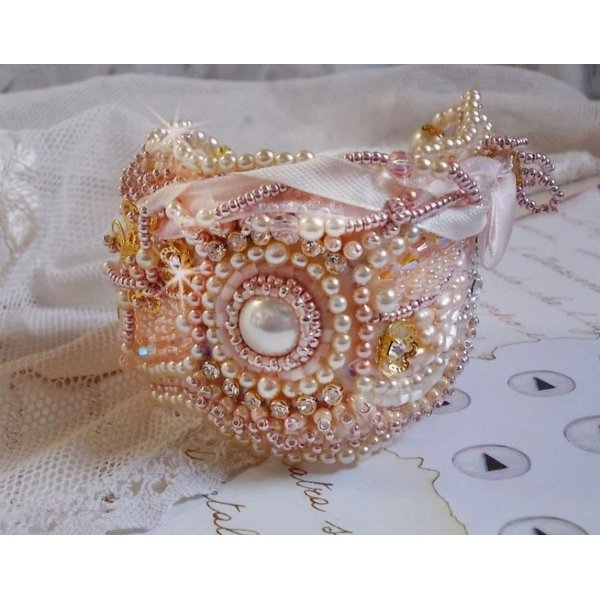 Bracciale in polvere di riso ricamato con perle d'acqua dolce, perle, perline e cristalli Swarovski.