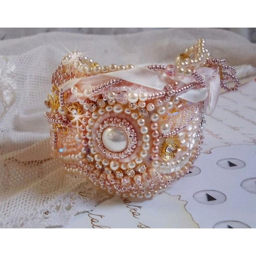 Bracciale in polvere di riso ricamato con perle d'acqua dolce, perle, perline e cristalli Swarovski.