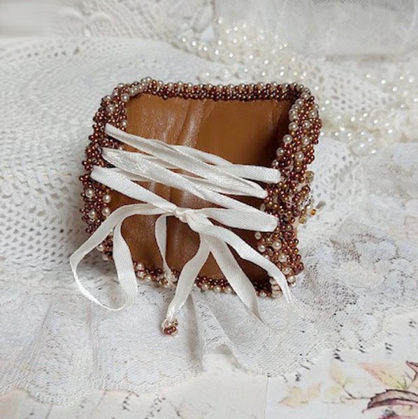 Bracciale Reflets de Rosée ricamato con perle, cristalli Swarovski, perline e pizzo antico