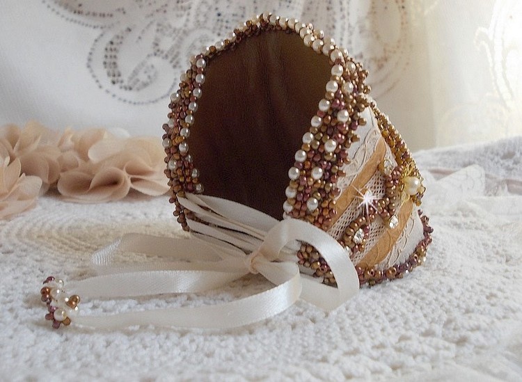 Bracciale Reflets de Rosée ricamato con perle, cristalli Swarovski, perline e pizzo antico