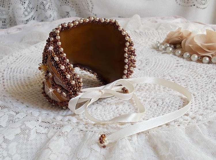 Bracciale Reflets de Rosée ricamato con perle, cristalli Swarovski, perline e pizzo antico