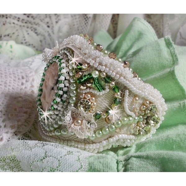 Bracciale della seduzione con pizzo, cabochon di resina vittoriana, sfaccettature e perle di semi