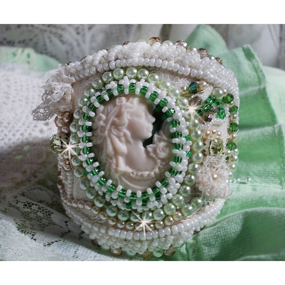 Bracciale della seduzione con pizzo, cabochon di resina vittoriana, sfaccettature e perle di semi