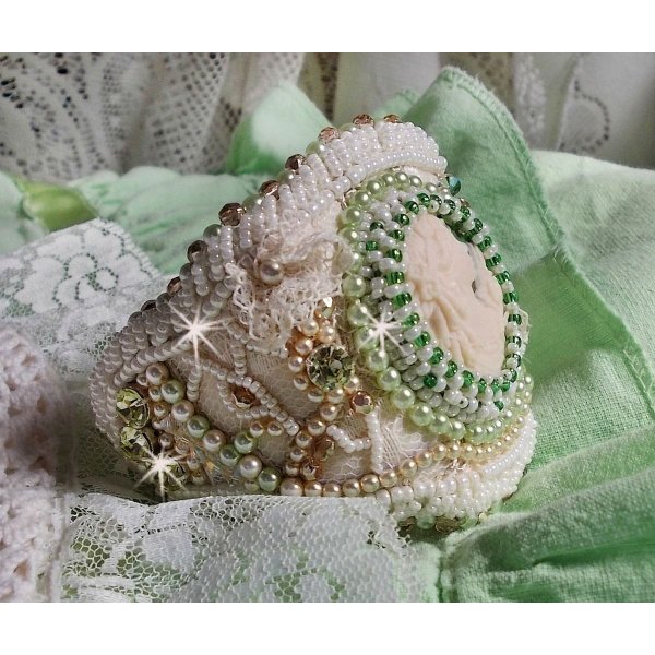 Bracciale della seduzione con pizzo, cabochon di resina vittoriana, sfaccettature e perle di semi