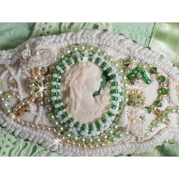 Bracciale della seduzione con pizzo, cabochon di resina vittoriana, sfaccettature e perle di semi