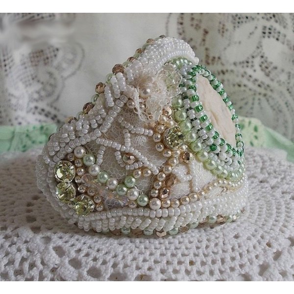 Bracciale della seduzione con pizzo, cabochon di resina vittoriana, sfaccettature e perle di semi