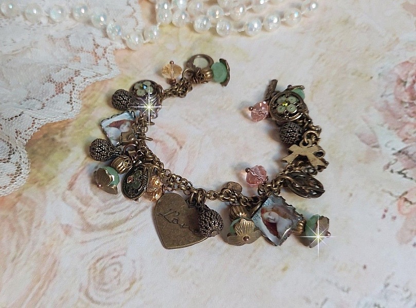 Bracelet Temps d&rsquo;une Folie avec breloques : c&oelig;ur, perles, gouttes filigran&eacute;es, fleurs &eacute;maill&eacute;es, perles rondes, cabochons carr&eacute;s et perles rondes en Verre. Mont&eacute;s sur cha&icirc;nes et fermoir en T Bronze