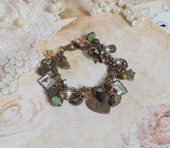 Bracelet Temps d&rsquo;une Folie avec breloques : c&oelig;ur, perles, gouttes filigran&eacute;es, fleurs &eacute;maill&eacute;es, perles rondes, cabochons carr&eacute;s et perles rondes en Verre. Mont&eacute;s sur cha&icirc;nes et fermoir en T Bronze