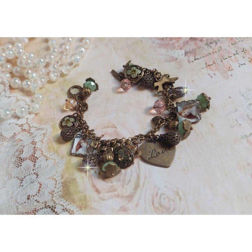 Bracelet Temps d’une Folie avec breloques : cœur, perles, gouttes filigranées, fleurs émaillées, perles rondes, cabochons carrés et perles rondes en Verre. Montés sur chaînes et fermoir en T Bronze