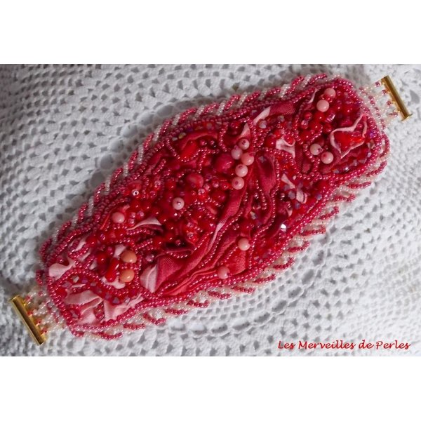 Bracciale Coralie ricamato con corallo rosso, rosa chiaro e perle di semi