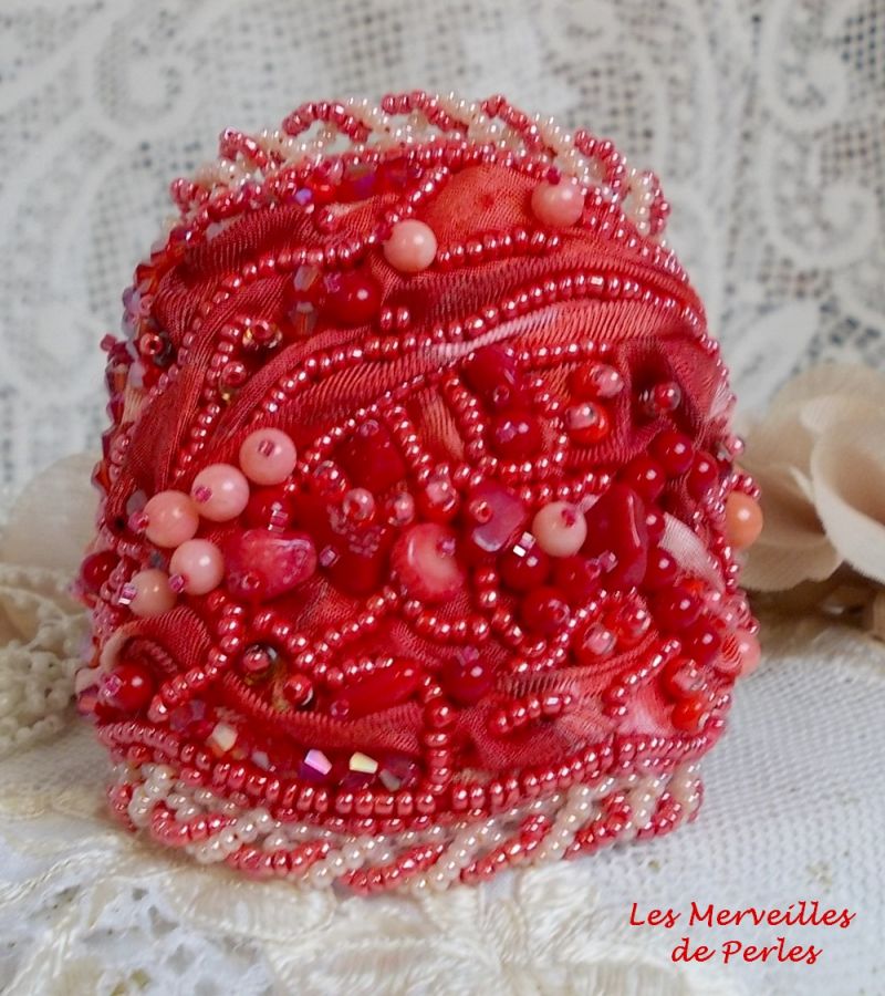Bracciale Coralie ricamato con corallo rosso, rosa chiaro e perle di semi