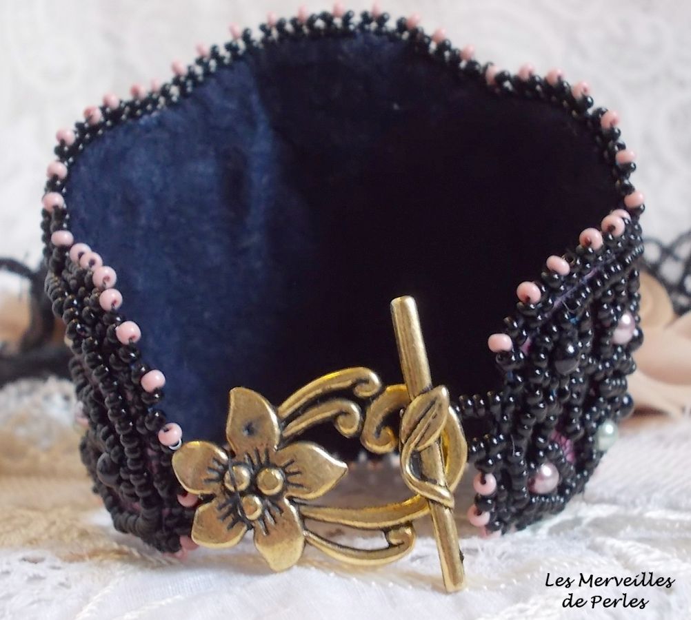 Bracciale marquise ricamato con cristalli Swarovski, pizzo nero antico del 1950, perle d'acqua dolce e semi di perle