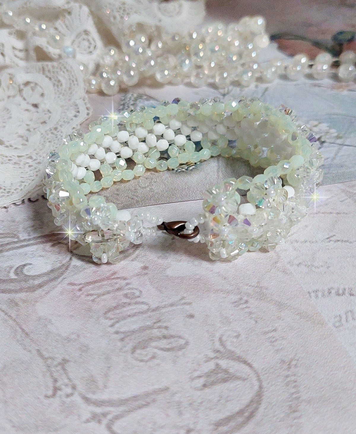 Bracciale Venus con filatori in cristallo Swarovski e sfaccettature in vetro bohémien bianco opaco