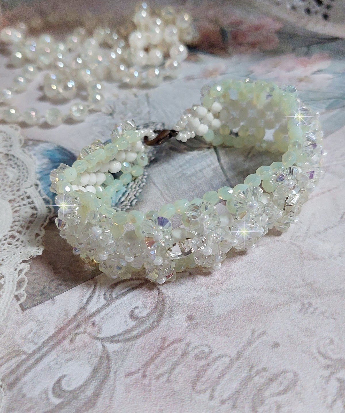 Bracciale Venus con filatori in cristallo Swarovski e sfaccettature in vetro boh&eacute;mien bianco opaco