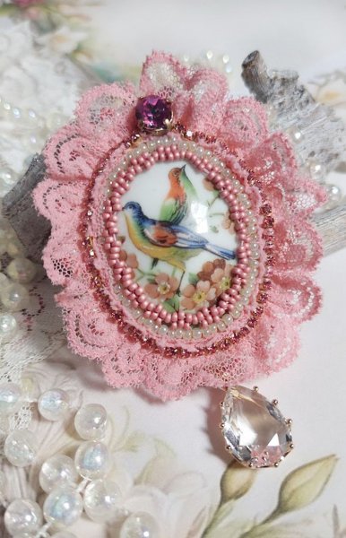 Broche Amour d&rsquo;oiseaux brod&eacute;e avec cabochon porcelaine de limoge, perle cristal, dentelle et pendentif cristal de verre