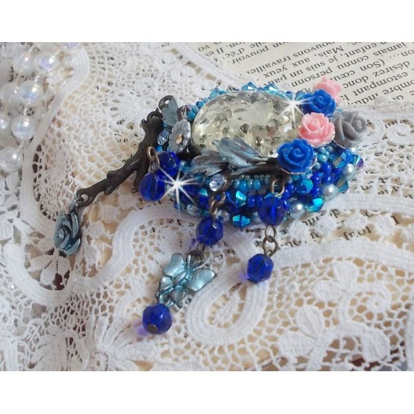 Broche Ang&eacute;line baroque tr&egrave;s ancienne relook&eacute;e sur une broderie avec un tr&egrave;s ancien cabochon en verre, des roses en r&eacute;sine et des rocailles