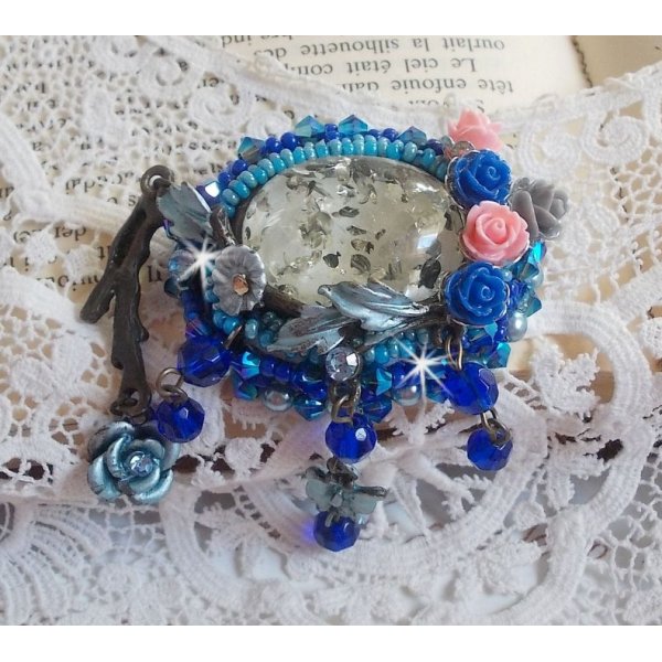 Broche Ang&eacute;line baroque tr&egrave;s ancienne relook&eacute;e sur une broderie avec un tr&egrave;s ancien cabochon en verre, des roses en r&eacute;sine et des rocailles