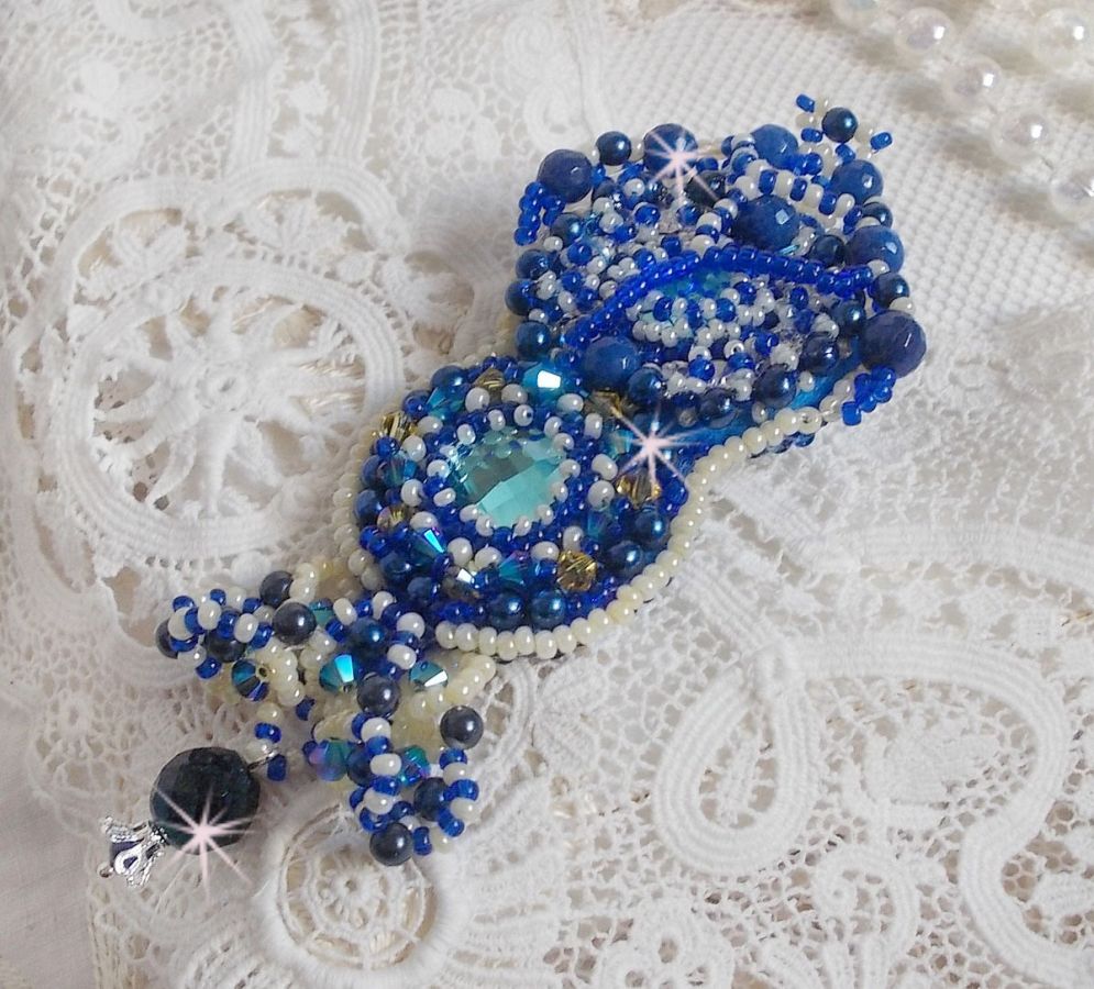 Spilla Blue Palace Haute-Couture ricamata con cristalli Swarovski, perle rotonde, sfaccettature di vetro bohémien e perle di seme