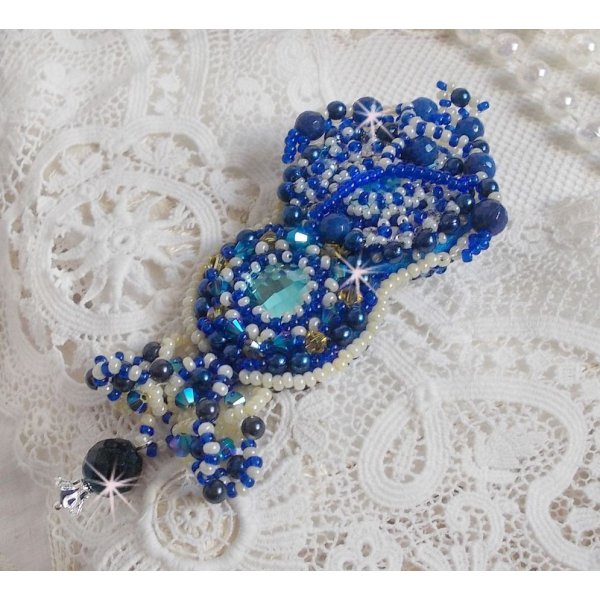 Spilla Blue Palace Haute-Couture ricamata con cristalli Swarovski, perle rotonde, sfaccettature di vetro boh&eacute;mien e perle di seme