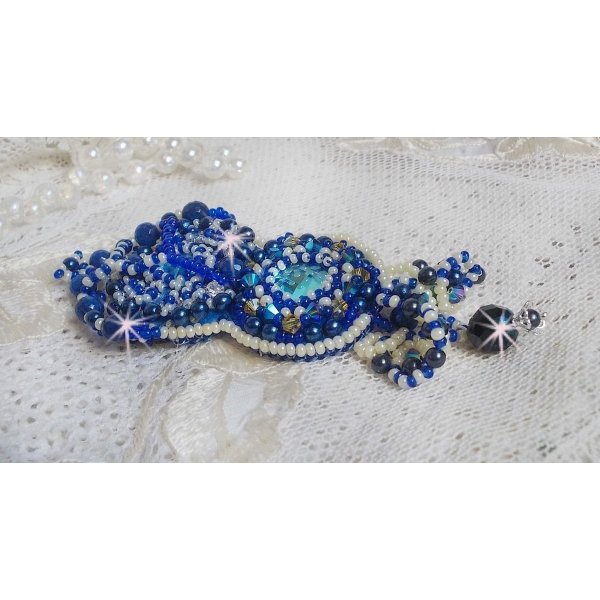 Spilla Blue Palace Haute-Couture ricamata con cristalli Swarovski, perle rotonde, sfaccettature di vetro bohémien e perle di seme