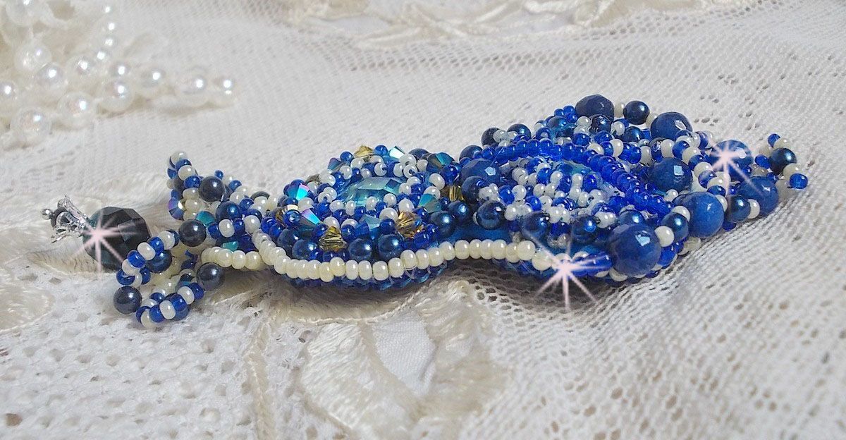 Spilla Blue Palace Haute-Couture ricamata con cristalli Swarovski, perle rotonde, sfaccettature di vetro bohémien e perle di seme