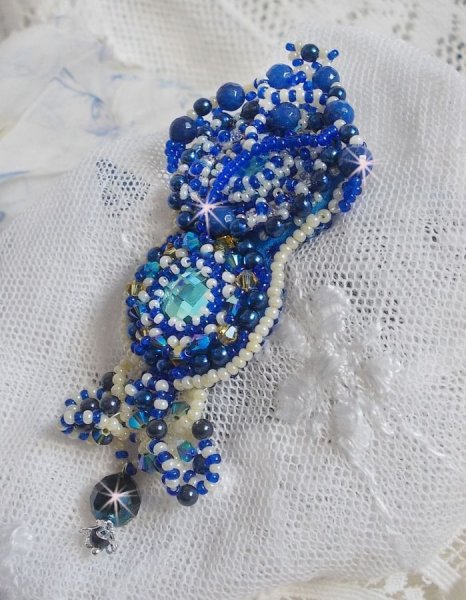 Spilla Blue Palace Haute-Couture ricamata con cristalli Swarovski, perle rotonde, sfaccettature di vetro boh&eacute;mien e perle di seme