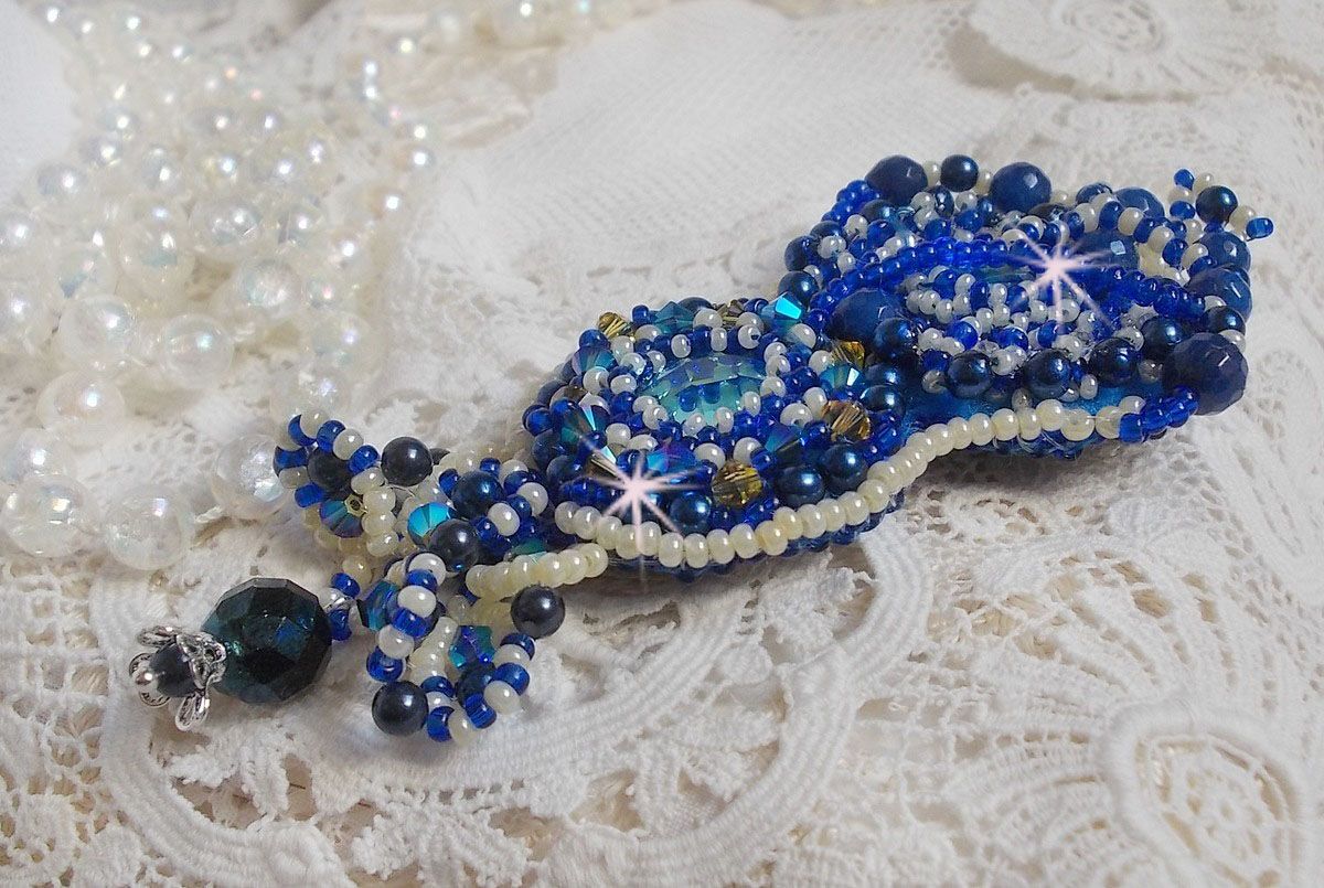 Spilla Blue Palace Haute-Couture ricamata con cristalli Swarovski, perle rotonde, sfaccettature di vetro bohémien e perle di seme