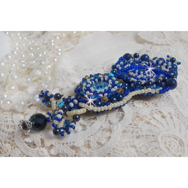 Spilla Blue Palace Haute-Couture ricamata con cristalli Swarovski, perle rotonde, sfaccettature di vetro boh&eacute;mien e perle di seme