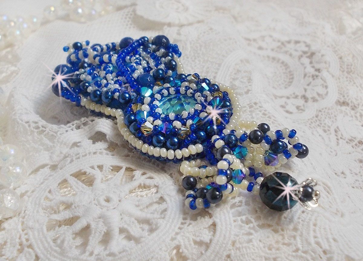 Spilla Blue Palace Haute-Couture ricamata con cristalli Swarovski, perle rotonde, sfaccettature di vetro bohémien e perle di seme