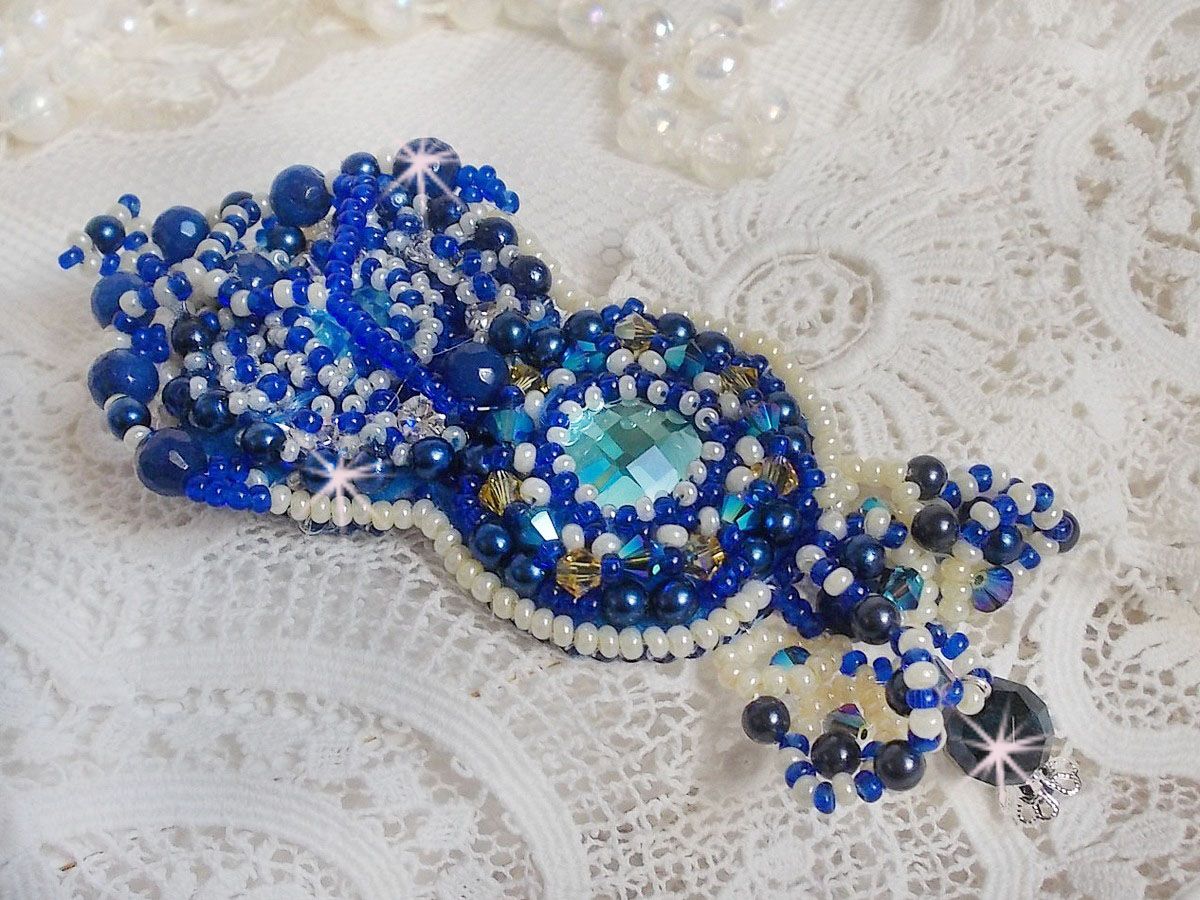 Spilla Blue Palace Haute-Couture ricamata con cristalli Swarovski, perle rotonde, sfaccettature di vetro bohémien e perle di seme