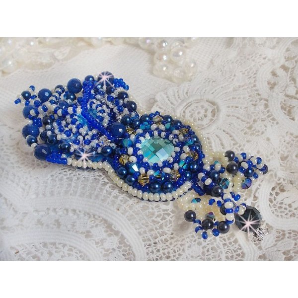 Spilla Blue Palace Haute-Couture ricamata con cristalli Swarovski, perle rotonde, sfaccettature di vetro boh&eacute;mien e perle di seme