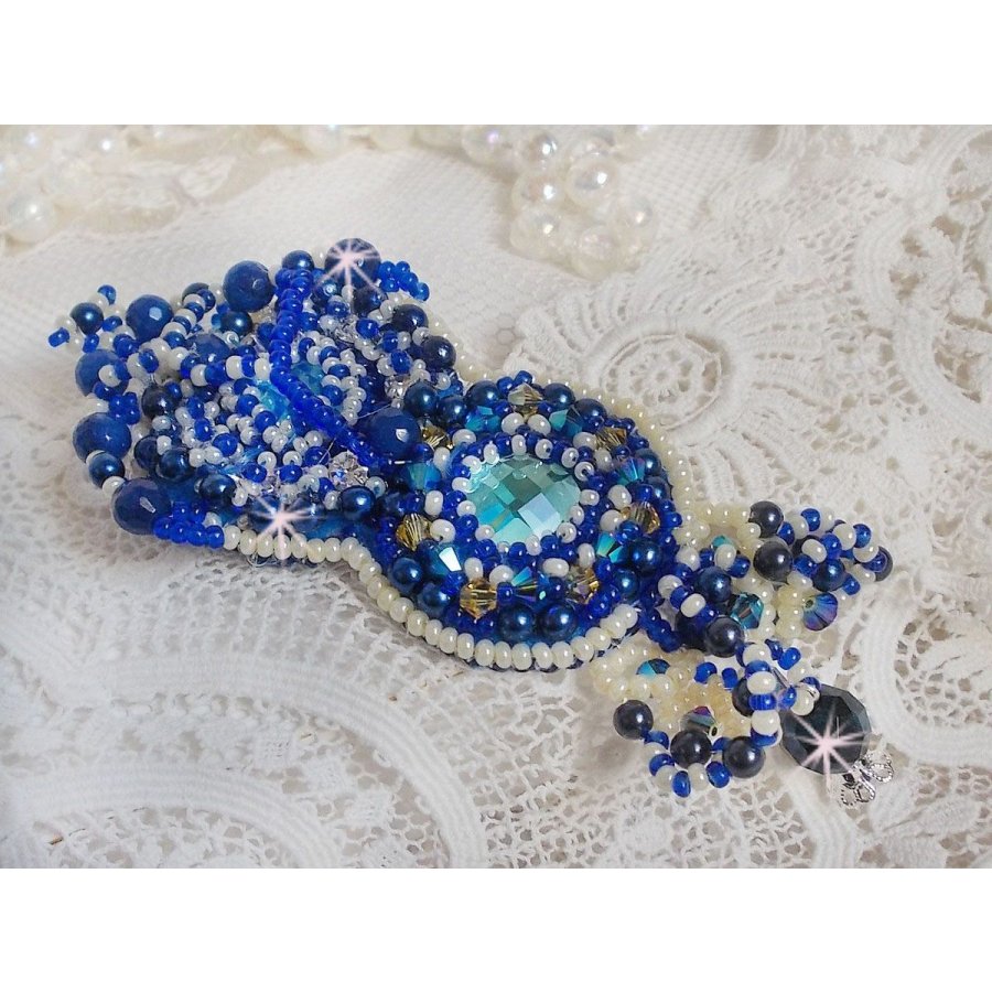 Spilla Blue Palace Haute-Couture ricamata con cristalli Swarovski, perle rotonde, sfaccettature di vetro bohémien e perle di seme