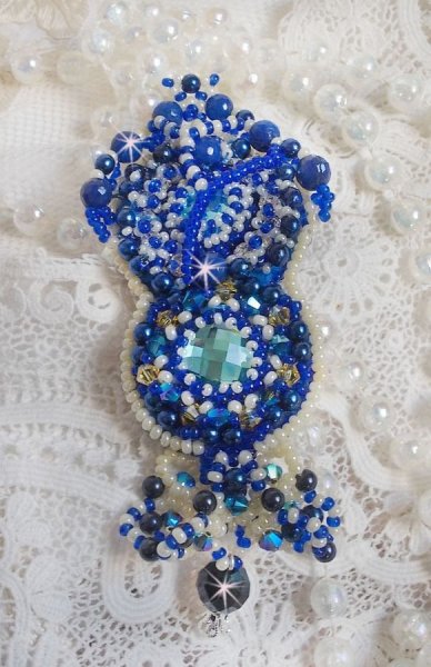 Spilla Blue Palace Haute-Couture ricamata con cristalli Swarovski, perle rotonde, sfaccettature di vetro boh&eacute;mien e perle di seme