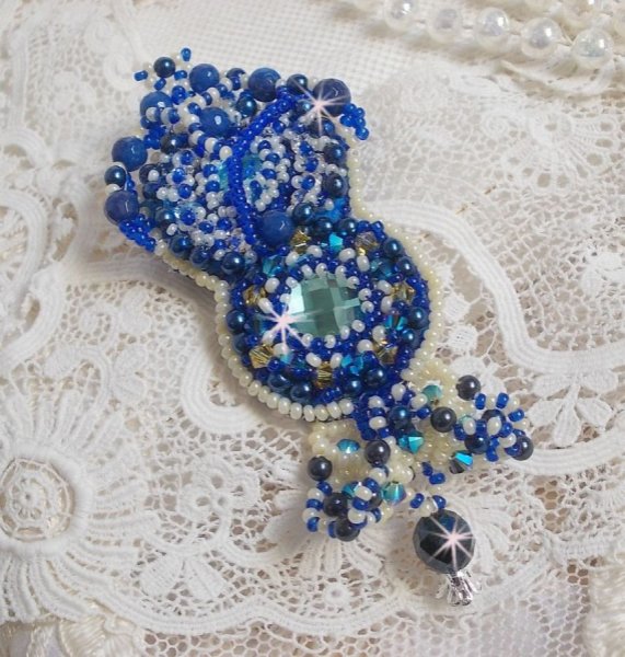 Spilla Blue Palace Haute-Couture ricamata con cristalli Swarovski, perle rotonde, sfaccettature di vetro boh&eacute;mien e perle di seme