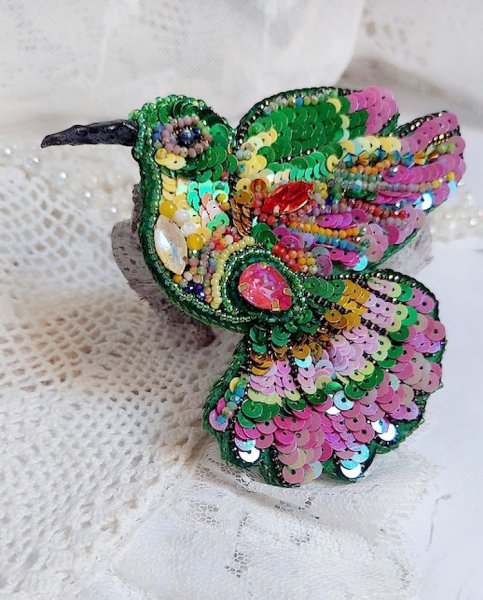 Broche Colibri Hibiscus brod&eacute;e avec sequins, perles verres et perles Cristal Swarovski