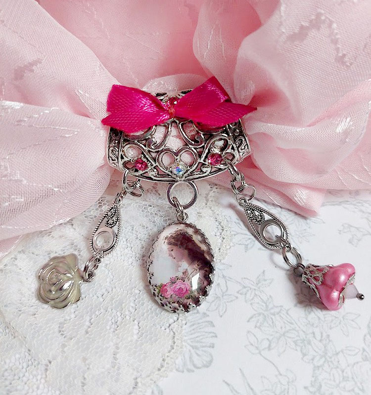 Broche Luna créée avec cabochon et clochette verre, pendentifs arabesques métal et perles cristal Swarovski