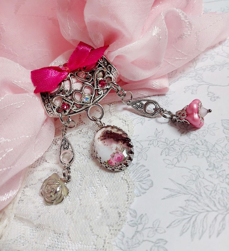 Broche Luna créée avec cabochon et clochette verre, pendentifs arabesques métal et perles cristal Swarovski